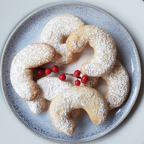 Classic Austrian cookies Vanillekipferl