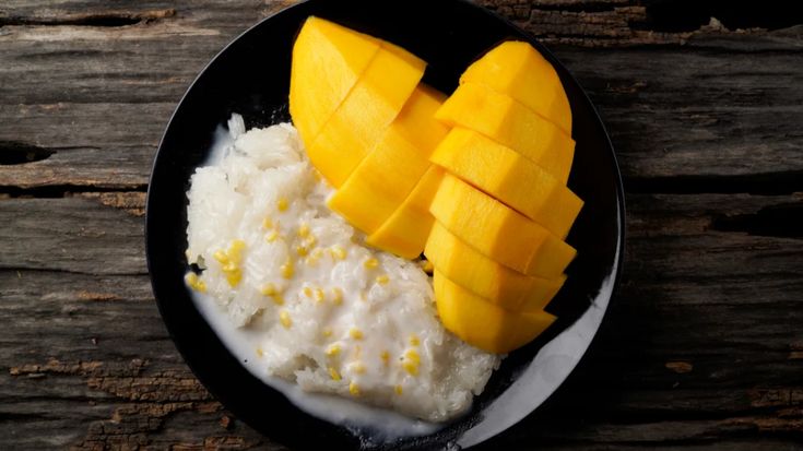 sweet dish mango sticky rice